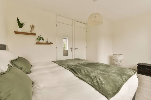 Een Slaapkamer Met Witte Muren Houten Vloeren Kamer Heeft Een — Stockfoto