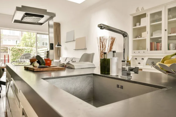 Eine Moderne Küche Mit Edelstahl Arbeitsplatten Und Spüle Vordergrund Bild — Stockfoto