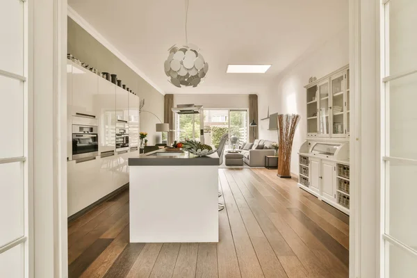 Een Keuken Een Eethoek Een Modern Huis Met Houten Vloeren — Stockfoto