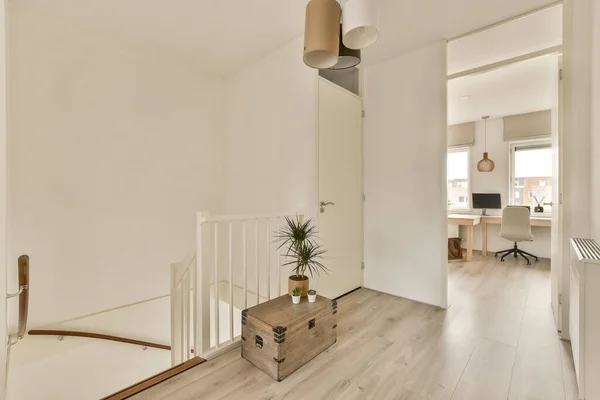 Een Kamer Met Witte Muren Houten Vloeren Trap Een Open — Stockfoto