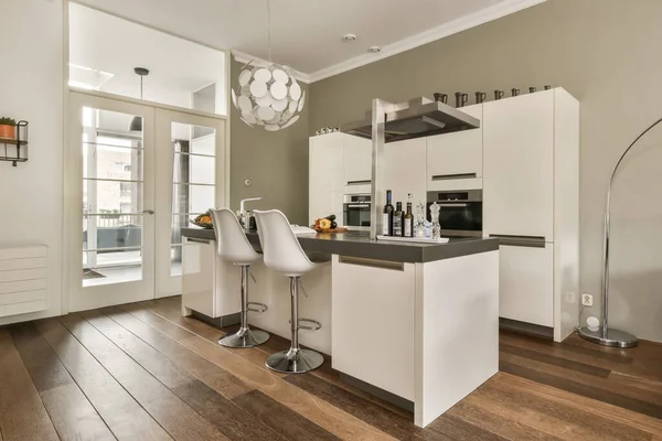 Uma Cozinha Moderna Com Piso Madeira Armários Brancos Centro Sala — Fotografia de Stock