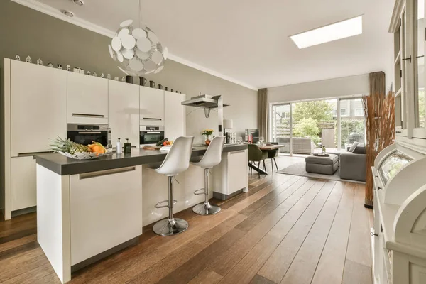 Een Keuken Een Eethoek Een Huis Met Houten Vloeren Witte — Stockfoto