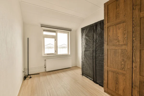 木製の床と黒いカーテンが壁にぶら下がっている空の部屋は それが不適切であることを保つために — ストック写真