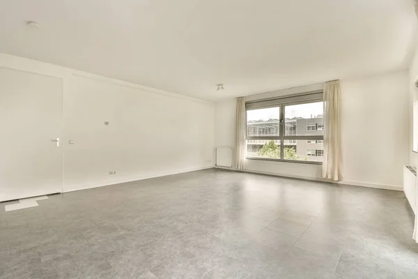 Ein Leeres Wohnzimmer Mit Weißen Wänden Und Grauen Fußböden Gibt — Stockfoto