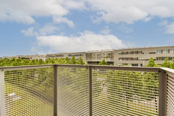 Ein Balkon Mit Bäumen Und Gebäuden Hintergrund Einem Sonnigen Tag — Stockfoto
