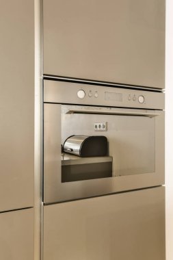 Kapısı açık bir fırın kulpu ve düğmeleri kullanılmıyor ve çalışmıyor.