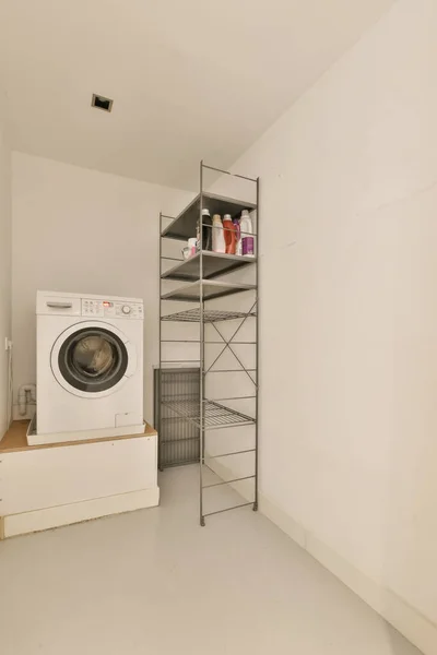 Ruang Cuci Dengan Mesin Cuci Pengering Dan Rak Sudut Sisi — Stok Foto
