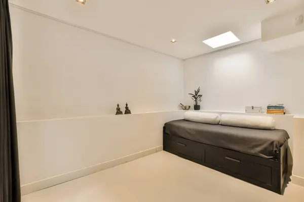 Kamar Tidur Modern Dengan Dinding Putih Dan Tempat Tidur Hitam — Stok Foto