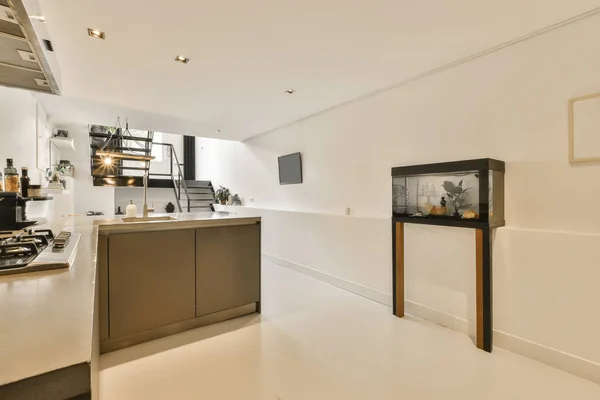 Una Cucina Soggiorno Appartamento Con Pareti Bianche Pavimenti Legno Elettrodomestici — Foto Stock