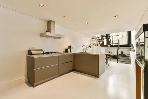 Una Moderna Zona Cucina Appartamento Residenziale Con Pavimenti Bianchi Elettrodomestici — Foto Stock
