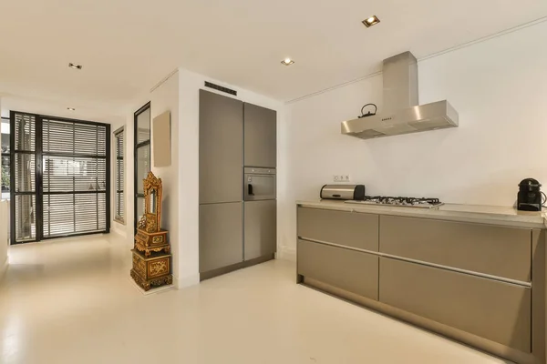 Una Moderna Cucina Soggiorno Appartamento Con Pareti Bianche Pavimenti Ampie — Foto Stock