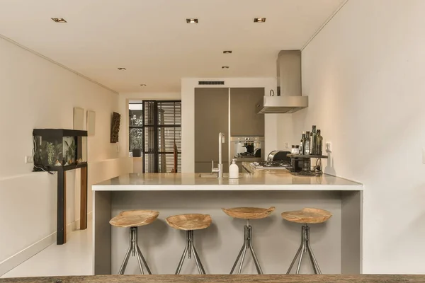 Dapur Dengan Dua Bangku Depan Meja Dan Pintu Terbuka Menuju — Stok Foto