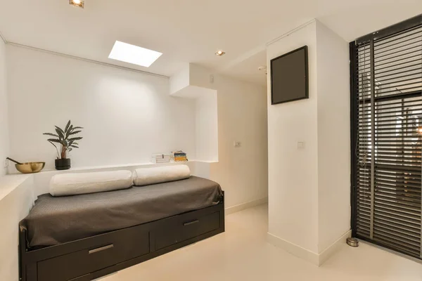 Kamar Tidur Dengan Dinding Putih Dan Jendela Hitam Simn Jendela — Stok Foto