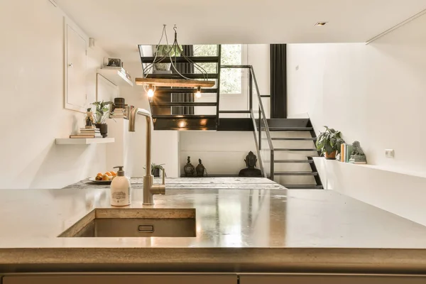 Una Cucina Scale Piccolo Appartamento Con Una Scala Aperta Che — Foto Stock