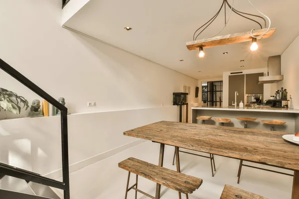 Una Cucina Zona Pranzo Una Casa Con Pareti Bianche Pavimenti — Foto Stock