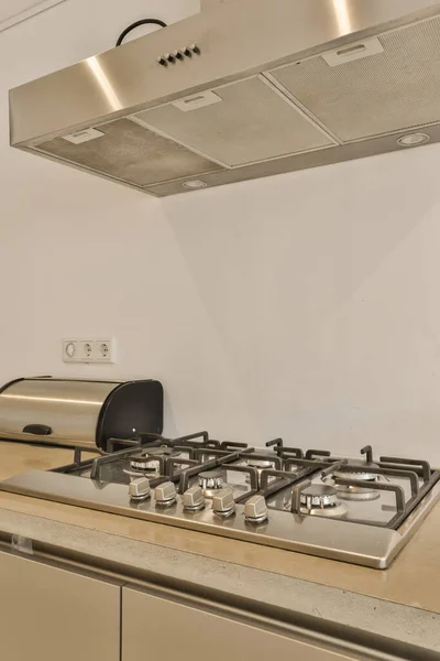 Tezgahın Üstünde Fırın Fırın Olan Bir Mutfak Resimde Yukarıdan Çekilmiş — Stok fotoğraf