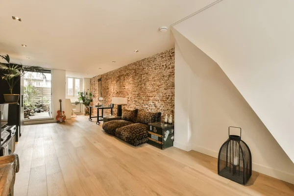 Ruang Tamu Dengan Lantai Kayu Dan Dinding Bata Terbuka Belakang — Stok Foto