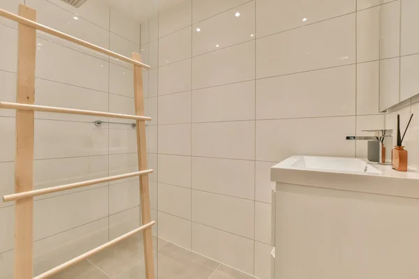 Banheiro Com Azulejos Brancos Escadas Madeira Parede Acima Banheira Que — Fotografia de Stock