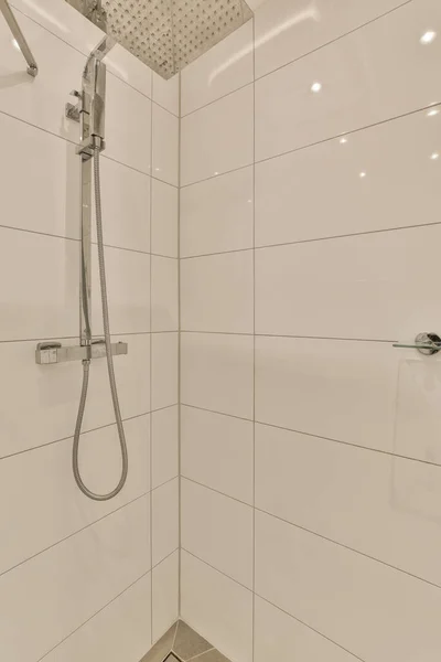 Uma Casa Banho Azulejo Branco Com Chuveiro Mão Realizada Cabine — Fotografia de Stock