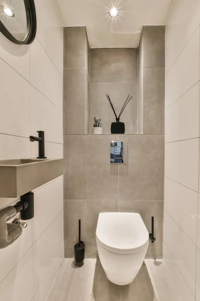 Pequeno Banheiro Com Banheiro Espelho Parede Lado Dele Relógio Preto — Fotografia de Stock