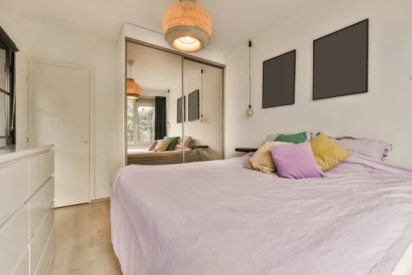 Dormitorio Con Paredes Blancas Suelos Madera Dos Televisores Pantalla Plana —  Fotos de Stock