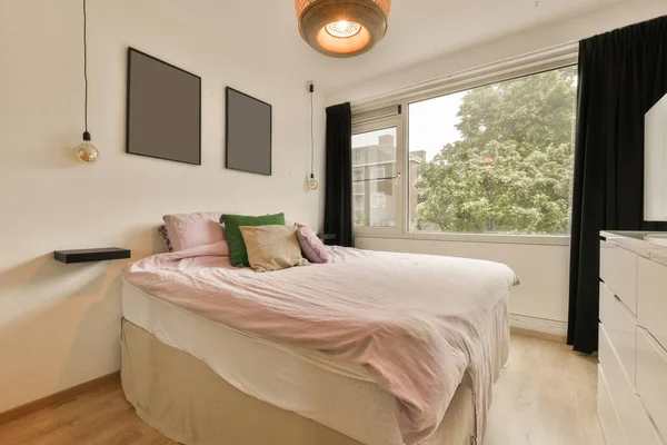 Dormitorio Con Paredes Blancas Suelos Madera Habitación Está Decorada Con —  Fotos de Stock
