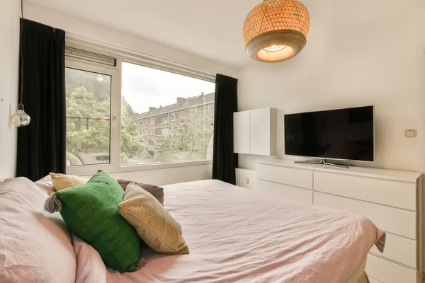 Ett Sovrum Med Säng Och Fönster Mot Gatan Framför Lägenhetsfönstren — Stockfoto