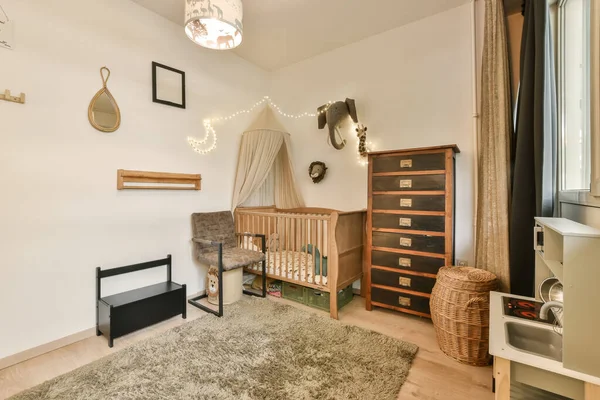 Una Habitación Para Bebés Con Una Cuna Otros Artículos Pared —  Fotos de Stock