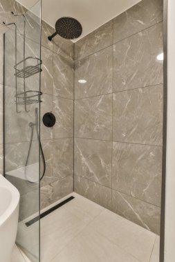Modern bir banyo mermer duvarlar ve yerde beyaz fayanslar ve duş kabininde bir yürüyüş.
