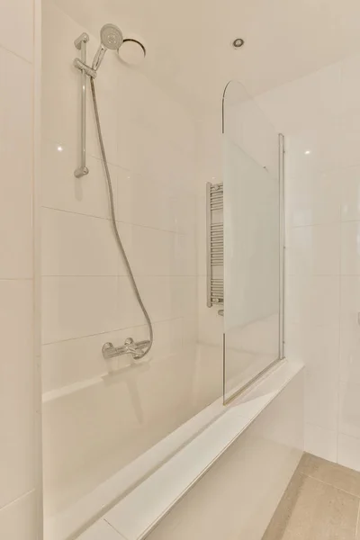 Łazienka Prysznicem Wanną Rogu Wszystkie Białe Płytki Ścianach Pokryte Jasnoszarym — Zdjęcie stockowe