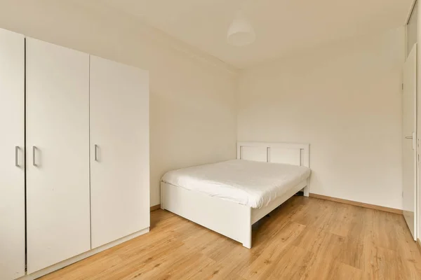 Dormitorio Con Suelo Madera Armarios Blancos Cada Lado Cama Hay — Foto de Stock