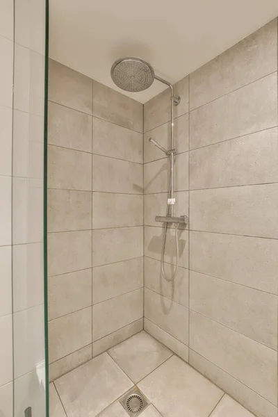 Prysznic Białymi Płytkami Ścianie Zielonym Wykończeniem Wokół Drzwi Przedpokoju Łazienki — Zdjęcie stockowe