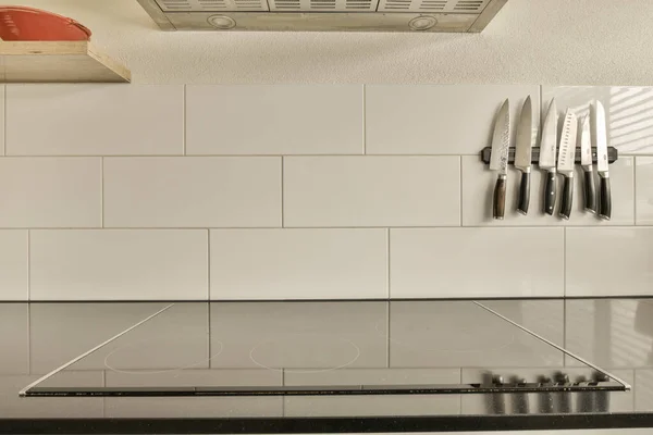 Kitchen White Tiles Wall Black Counters Center Photo Blurry — Stock Photo, Image