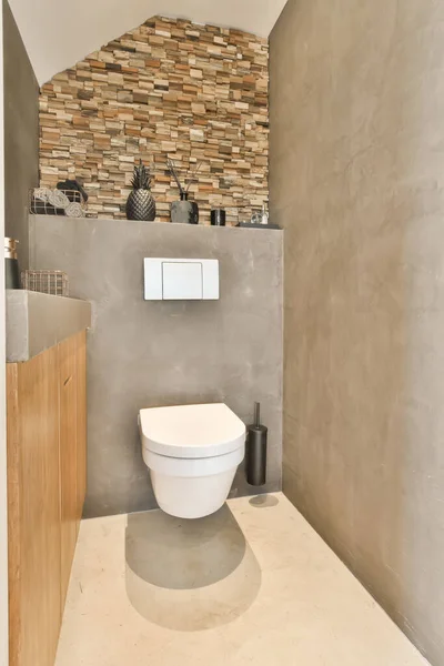 Nowoczesna Łazienka Kamienną Ścianą Drewnianą Toaletą Rogu Która Służy Również — Zdjęcie stockowe