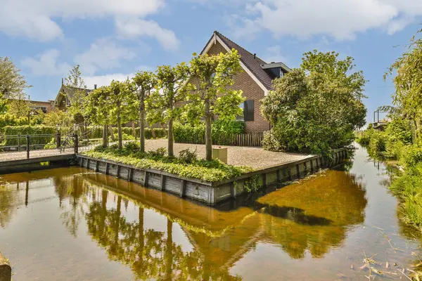Een Kanaal Met Huizen Achtergrond Bomen Aan Weerszijden Gezien Vanaf — Stockfoto