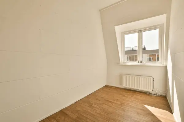 Пустая Комната Деревянным Полом Белой Краской Стенах Углу Окно — стоковое фото