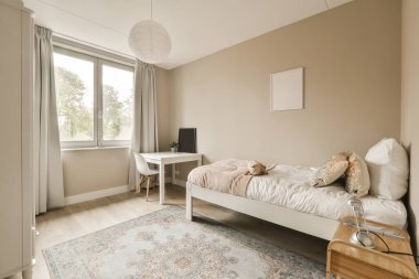 Yerde halı olan bir yatak odası ve odanın köşesinde beyaz bir yatak odası boş.