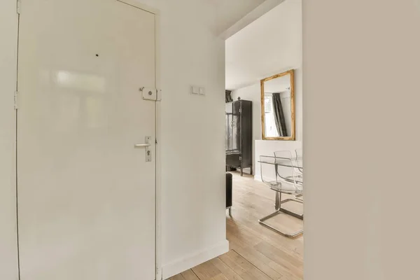 Ruang Dengan Dinding Putih Dan Lantai Kayu Pintu Terbuka Untuk — Stok Foto