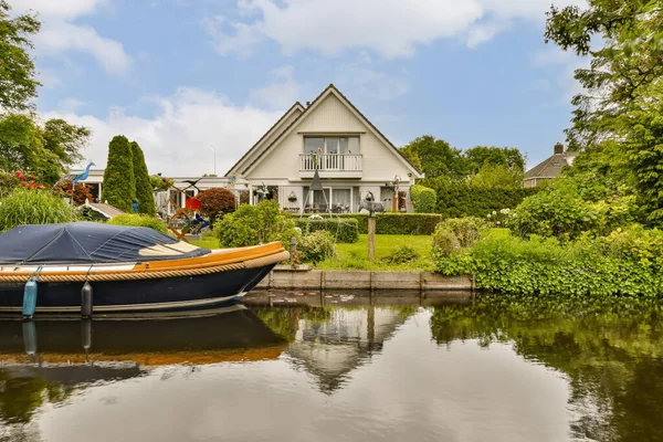 Ein Boot Auf Dem Wasser Vor Einem Haus Mit Blauem — Stockfoto