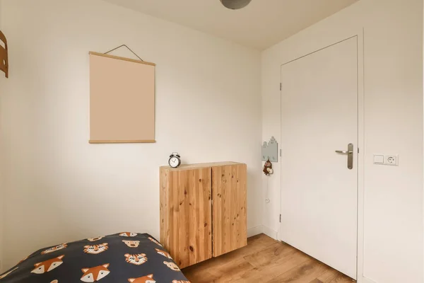 Ein Leerer Raum Mit Bett Und Holzschrank Linken Handlauf Hängt — Stockfoto