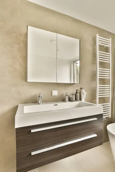 バックグラウンドのトイレ シンク バスタブ付きのバスルームは 壁の鏡のイメージです — ストック写真