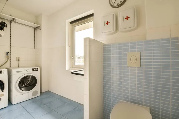 Een Wasruimte Met Wasmachine Droger Toilet Hoek Naast Deur Een — Stockfoto