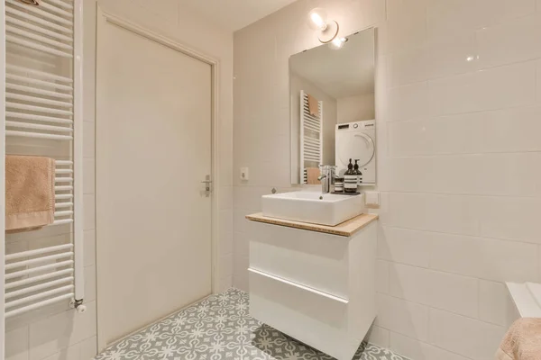 Banheiro Com Paredes Brancas Ladrilhos Parede Uma Pia Espelho Toalheiro — Fotografia de Stock