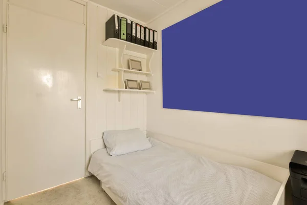 Een Kleine Kamer Met Een Bed Bureau Boeken Planken Boven — Stockfoto