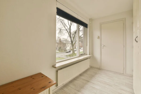 Ein Leeres Zimmer Mit Bank Und Fenster Das Einem Sonnigen — Stockfoto