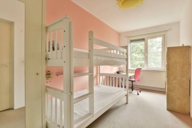 Ranzalı küçük bir oda ve köşede başka bir odaya açılan açık bir kapının yanında bir masa.