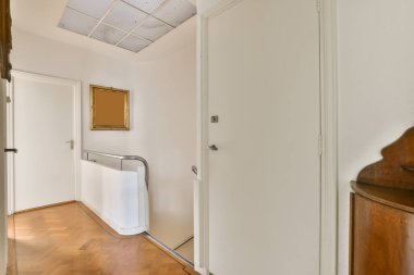 Beyaz duvarları ve ahşap döşemeleri olan boş bir oda. Odanın sağ tarafı açık.