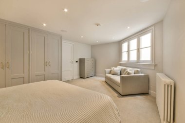 Yatak odası, kanepe ve gardırop aynı odada, odanın diğer tarafında.