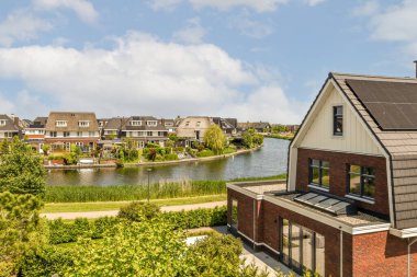 Bazı evler deniz kenarında ağaçlar ve binalar ön taraftaki evlerin her iki tarafında.