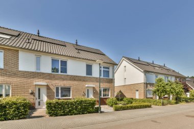 Bazı evler aynı yerde, ama farklı renkte ve şekillerde birbirlerinin yapı şekilleriyle eşleşiyorlar.